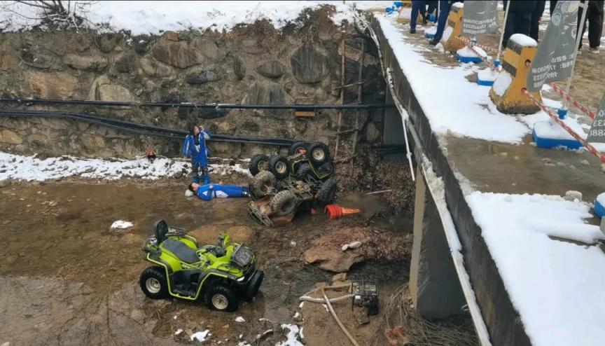 事发栾川：一男子驾驶越野摩托不慎坠河，消防紧急救援